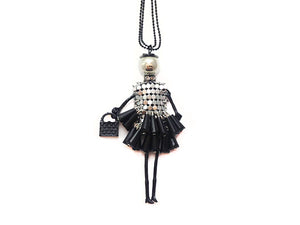 Collier avec pendentif poupée - Noir et argenté - x 1